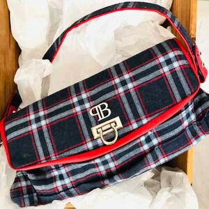 bolso de piel y tela, bolso de tela, cartera de hombro, cuadros escoceses, rojo y azul, cierre de solapa, ligero