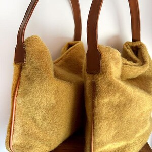 Damentasche im Tote-Design mit langem Schultergriff aus Strickstoff mit Fell in Senfgelb, ideal für den Winter