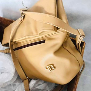 Sac à dos en cuir, couleur camel, cuir lisse, pliable, bretelles réglables, fermeture magnétique, poche extérieure zippée