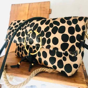 Umhängetasche, kleine Umhängetasche, schwarze Tasche, lange Leine, Ansteckverschluss, handwerklich, Animal-Print