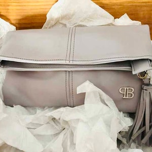 bolso de mano, bolso de piel, clutch de mano, cartera de mano, bolso gris, plegado, cierre de cremallera