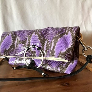 Sac à bandoulière en cuir violet, sac violet et noir, sac à bandoulière imprimé serpent violet, sac en cuir imprimé serpent