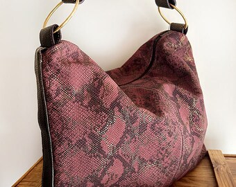 Women's large snake print leather bag with zipper closure and gold rings. Combined with bronze-colored cowhide.