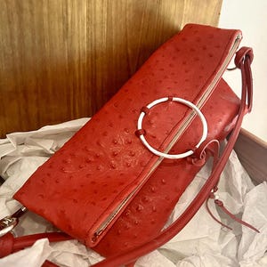 Sac bandoulière en cuir rouge avec imprimé effet autruche pour femme avec fermeture à rabat, parfait pour le printemps été