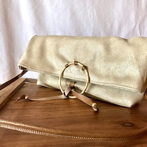 Sac à bandoulière en cuir fendu beige, sac à bandoulière en daim beige, sac à bandoulière léger et petit en beige brillant