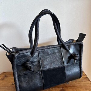 Mittelgroße Tasche mit Griffen aus schwarzem Leder kombiniert mit schwarzem Wildleder für Damen, ideal für Tag und Nacht