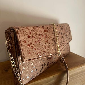 Bolso cartera rígida de mujer en piel de cordero color cobre con lunares brillantes y correa de cadena para fiesta y eventos especiales