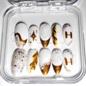 HUNTRIX “Golden” Inspired Press-On Nail Set