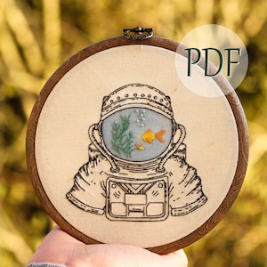 Astronaut Fish Bowl Borduurpatroon digitale PDF-gids ruimtevaarder handborduurwerk afbeelding 1