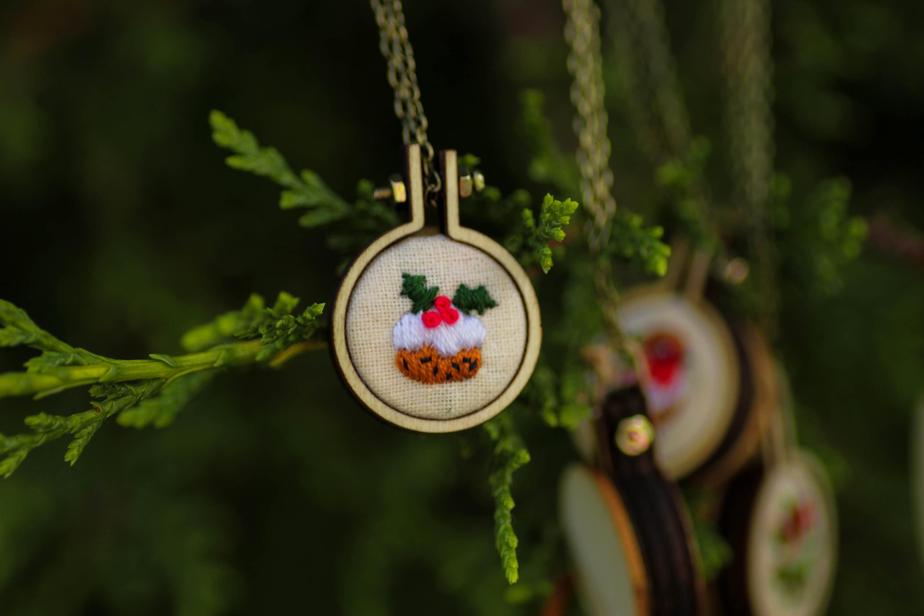 DIY: 10 Mini Embroidery Hoop Christmas Crafts That Anyone Can Make - Olive  Jude