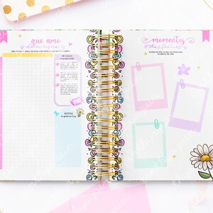 May include: Open notebook with a gold spiral binding. The pages feature colorful designs, including photo frames, a grid, and text in Spanish. Decorative elements include a daisy, stars, and a lightbulb icon.