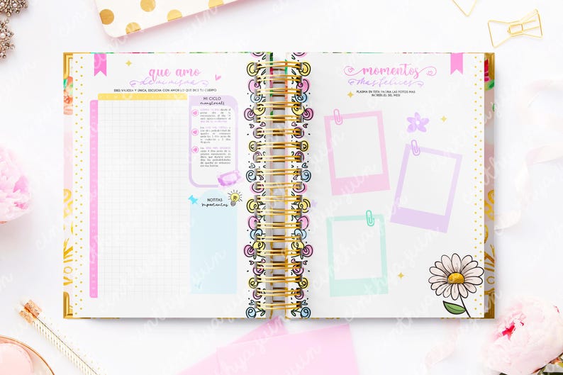 May include: Open notebook with a gold spiral binding. The pages feature colorful designs, including photo frames, a grid, and text in Spanish. Decorative elements include a daisy, stars, and a lightbulb icon.