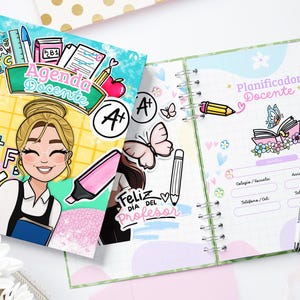 Puede incluir: Una agenda colorida con espiral. La portada presenta una maestra de dibujos animados con el texto "Agenda Docente". La contraportada presenta el texto "Planificador Docente" y un libro de dibujos animados con una mariposa.