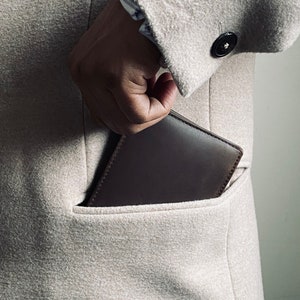 Cartera de cuero para hombre, cartera personalizada, cartera grabada para hombre, cartera de cuero con bloqueo RFID, cartera de cuero para hombre, ideas para regalos de aniversario imagen 4