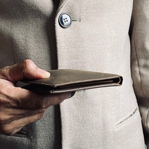 Cartera de cuero para hombre, cartera personalizada, cartera grabada para hombre, cartera de cuero con bloqueo RFID, cartera de cuero para hombre, ideas para regalos de aniversario imagen 2
