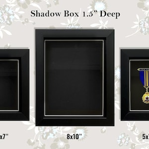 Peut inclure: Trois boîtes d'ombre noires avec passe-partout blanc. Les tailles sont de 12,7 x 17,8 cm, 20,3 x 25,4 cm et 12,7 x 17,8 cm. Le texte "Shadow Box 1.5" Deep" est en haut. Une boîte contient une médaille.