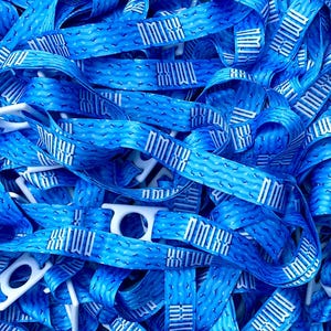 Puede incluir: Primer plano de un montón de cordones azules con texto blanco y patrones de ondas. Los cordones tienen clips de plástico blanco. El texto en los cordones dice "MMXX".