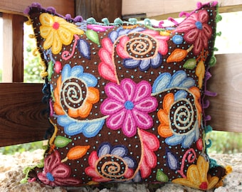 ペルーのアップサイクル刺繍入りポレラ生地を使用したハンドメイドの