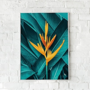 Puede incluir: Una flor amarilla vibrante con una forma &uacute;nica destaca sobre un fondo de hojas verde turquesa oscuro. La flor tiene una textura delicada, casi plumosa, y las hojas est&aacute;n dispuestas en un patr&oacute;n en capas.