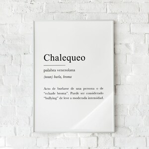 Peut inclure: Une impression encadr&eacute;e avec un fond blanc et du texte noir. Le texte d&eacute;finit le mot "Chalequeo" comme un mot v&eacute;n&eacute;zu&eacute;lien pour "taquiner" ou "plaisanter".