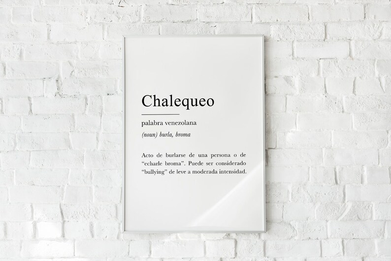Peut inclure: Une impression encadr&eacute;e avec un fond blanc et du texte noir. Le texte d&eacute;finit le mot "Chalequeo" comme un mot v&eacute;n&eacute;zu&eacute;lien pour "taquiner" ou "plaisanter".