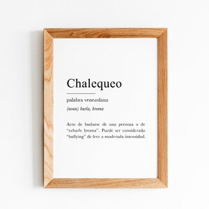 Peut inclure: Une impression encadr&eacute;e avec le mot "Chalequeo" en gras en noir. La d&eacute;finition du mot est en noir plus petit : "palabra venezolana (noun) burla, broma. Acto de burlarse de una persona o de "echarle broma". Puede ser considerado "bullying" de leve a moderada intensidad."