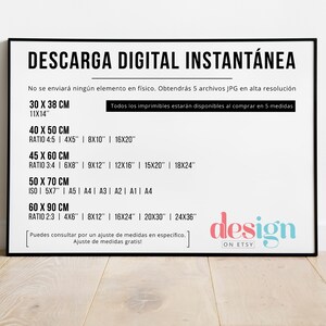 Puede incluir: Un p&oacute;ster enmarcado en negro con texto blanco que dice "DESCARGA DIGITAL INSTANT&Aacute;NEA" y enumera diferentes tama&ntilde;os de descargas digitales imprimibles en cent&iacute;metros y pulgadas. El texto tambi&eacute;n incluye la proporci&oacute;n de los tama&ntilde;os y los tama&ntilde;os de papel ISO correspondientes. El p&oacute;ster tiene un logotipo rosa y azul que dice "design ON ETSY".