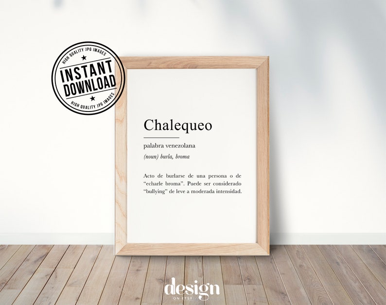 Peut inclure: Une d&eacute;finition imprimable du mot v&eacute;n&eacute;zu&eacute;lien "Chalequeo", qui signifie "taquiner" ou "se moquer de". La d&eacute;finition est dans un cadre noir et blanc sur un sol en bois.