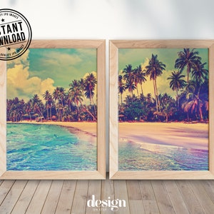 Puede incluir: Dos impresiones enmarcadas de una escena de playa tropical con palmeras y agua turquesa. Las impresiones tienen un aspecto vintage y descolorido.