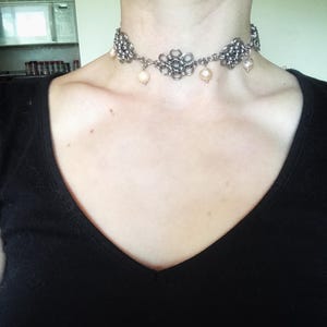 Stainless steel flower chainmail choker necklace with pearls