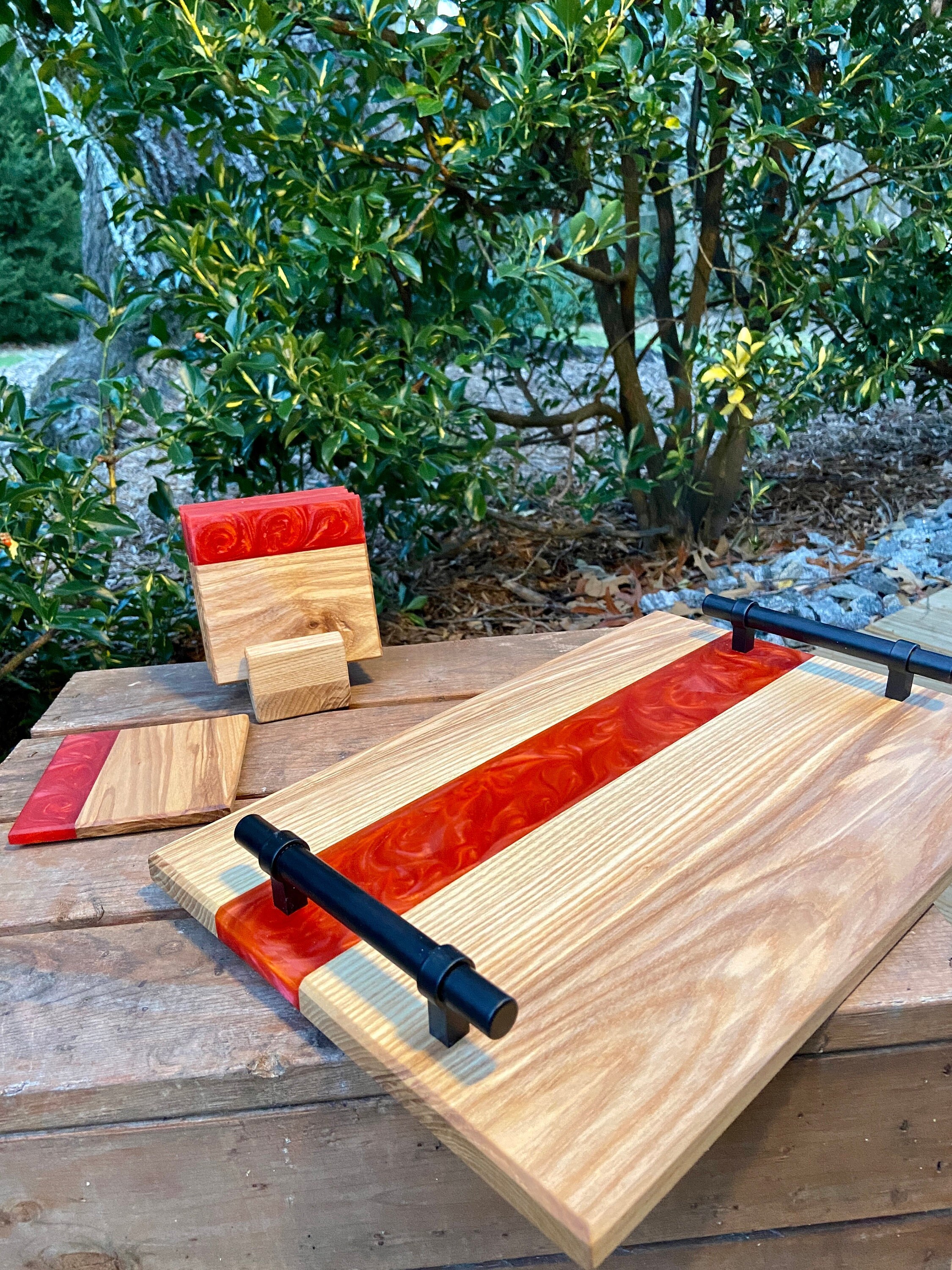 灰と赤の樹脂製サービングトレイとマッチするコースターセット I