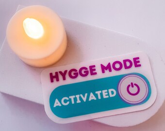 Hygge Mode Aktiviert Vinyl Sticker: Cozy Life Laptop Aufkleber