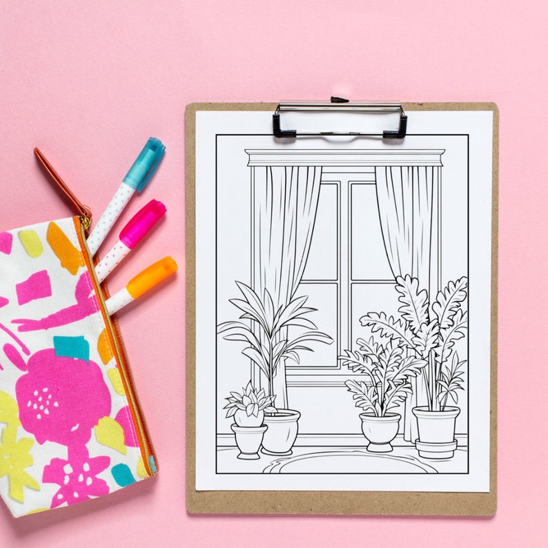 K&ouml;nnte beinhalten: Eine schwarz-wei&szlig;e druckbare Malvorlage mit einem Fenster mit Vorh&auml;ngen und Topfpflanzen. Die Seite befindet sich auf einem Clipboard mit rosa Hintergrund.