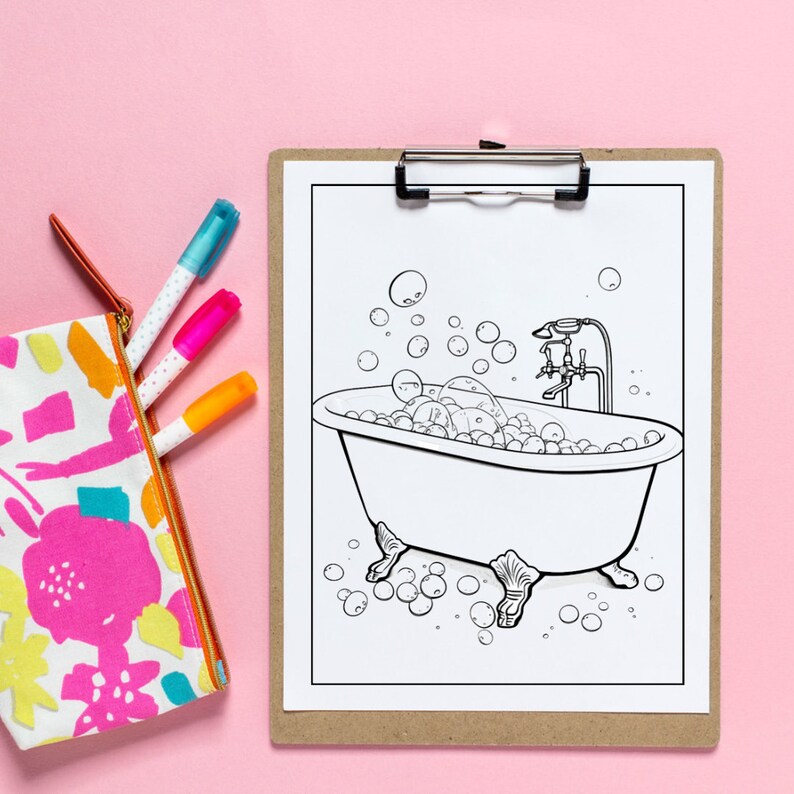 K&ouml;nnte beinhalten: Eine schwarz-wei&szlig;e druckbare Malvorlage einer Badewanne mit Blasen und einem Wasserhahn. Die Badewanne hat vier Beine und ist mit Blasen gef&uuml;llt. Der Wasserhahn hat einen Auslauf und zwei Griffe. Es gibt Blasen, die um die Badewanne herumschweben.