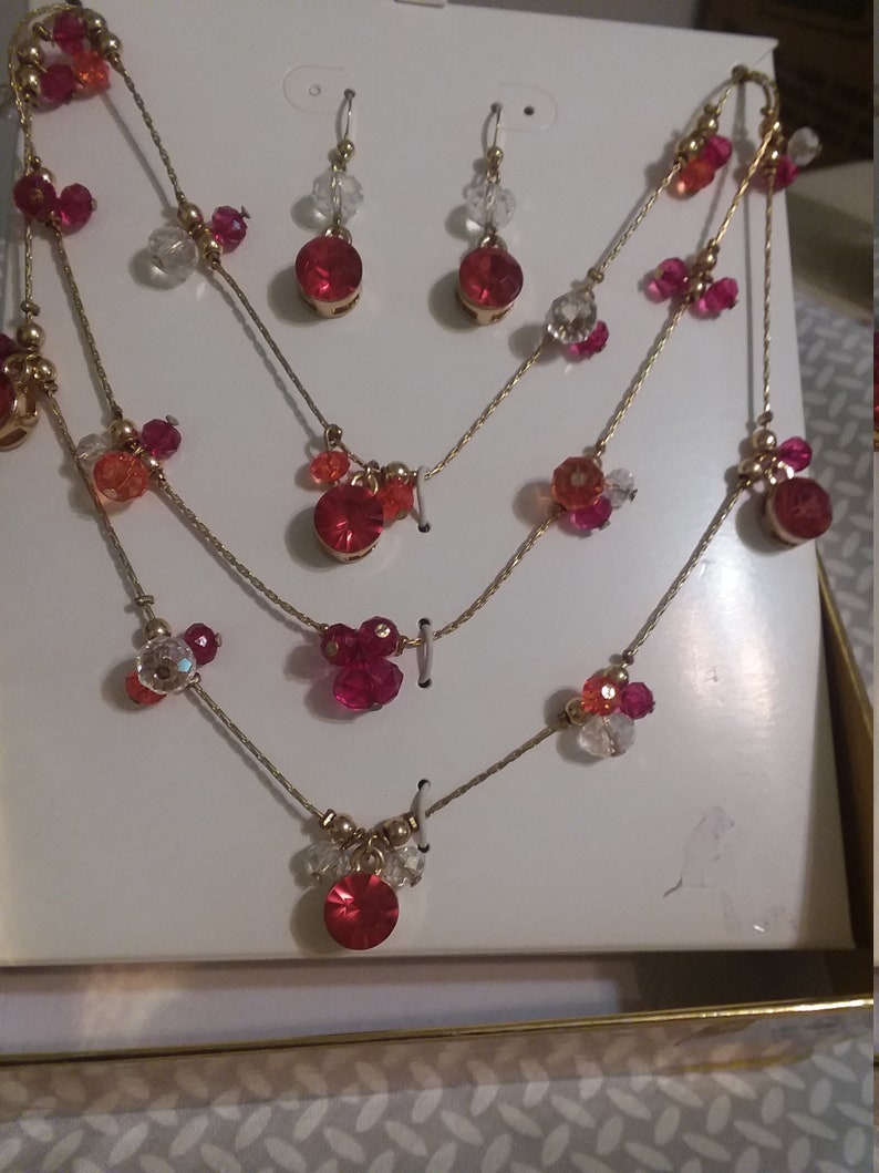 Goldtone beaded necklace and earrings set PIERCED ears only 18 inch necklace. New never worn vintage Peach and dark pink beads