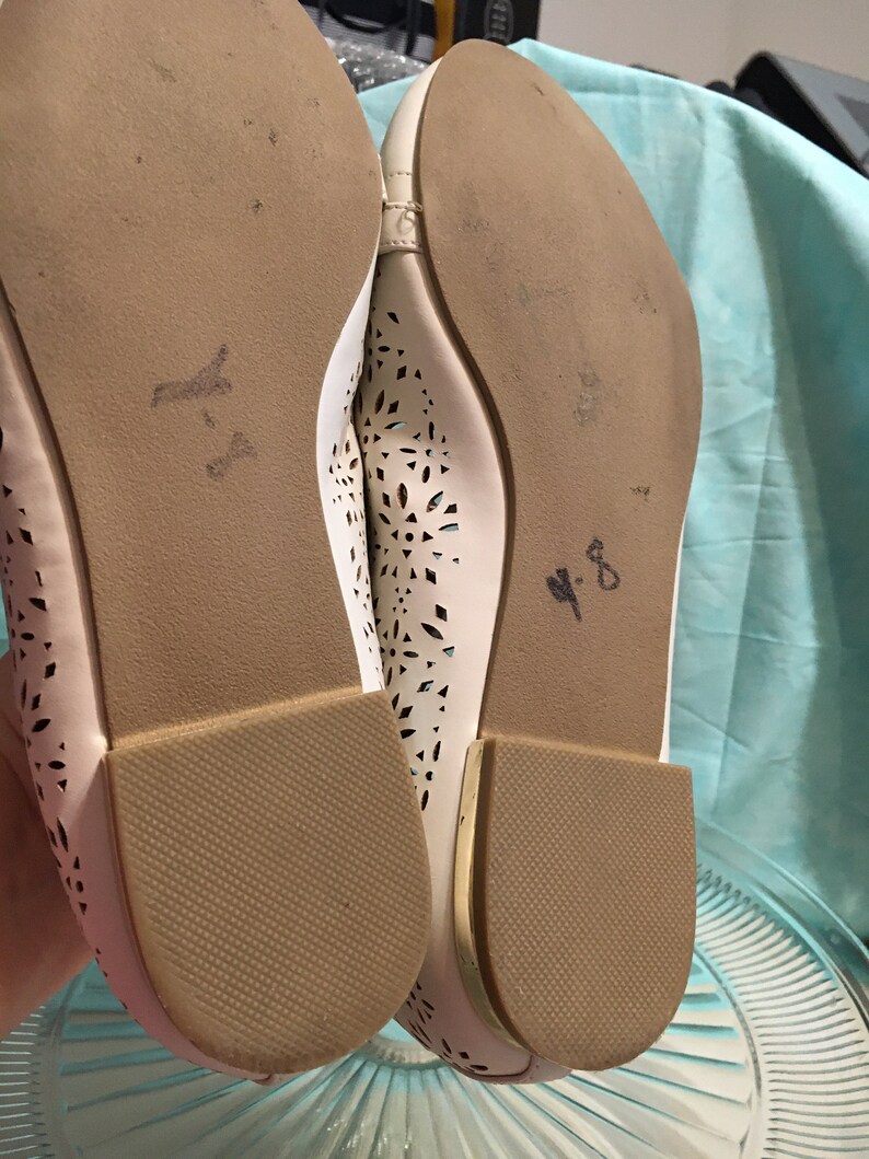 Size 8.5 women/'s Cut out leather and gold buckle on toes Very nice shoes Heels have matching gold trim SHOES Report flats