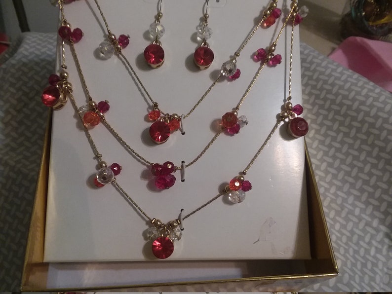 Goldtone beaded necklace and earrings set PIERCED ears only 18 inch necklace. New never worn vintage Peach and dark pink beads