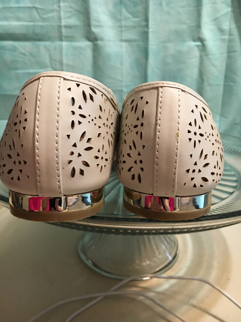 Size 8.5 women/'s Cut out leather and gold buckle on toes Very nice shoes Heels have matching gold trim SHOES Report flats