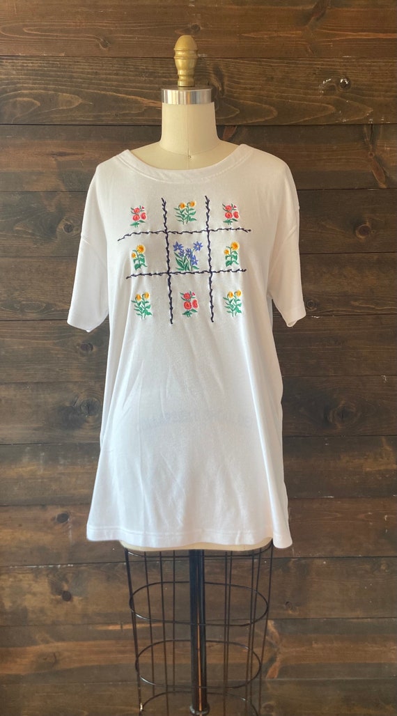 Vintage 90’s floral embroidered tee / gardencore s
