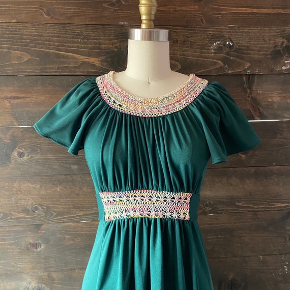 Vintage 70’s green peasant dress / crochet detail… - image 3