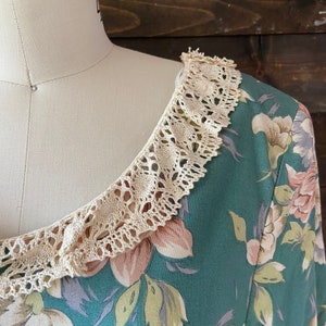 Vintage 90s floral midi dress / sage green rayon / crochet lace collar / plus size vintage / grunge style camilla dress image 3