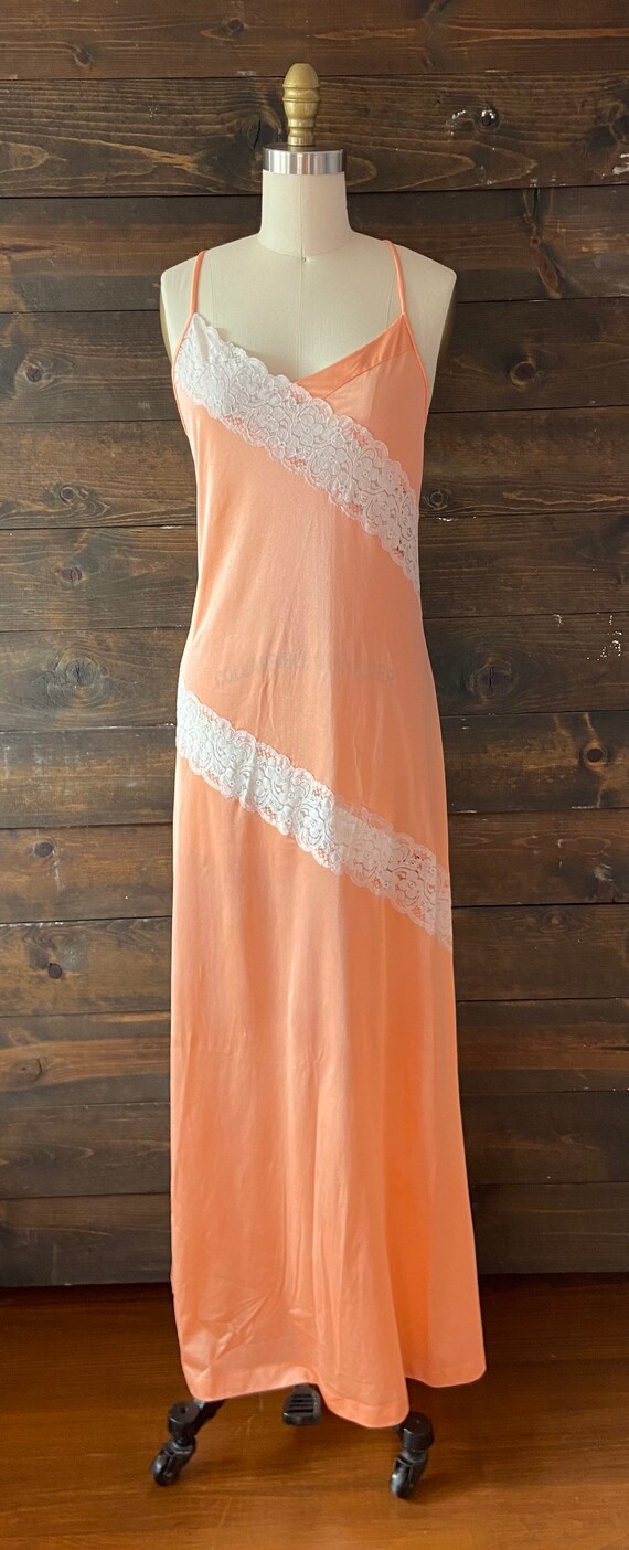 Vintage 70’s peach maxi gown / long nylon nightgown /… Gem