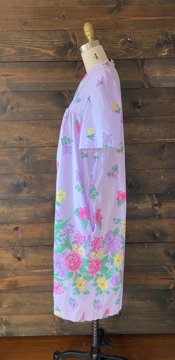 Vintage 80’s floral muumuu / purple house dress /… - image 4
