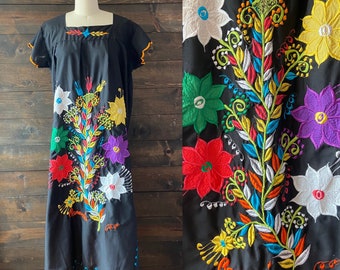 Vintage 80’s embroidered caftan dress / black boho dress / Panama tourist dress <<<chitre dress>>>
