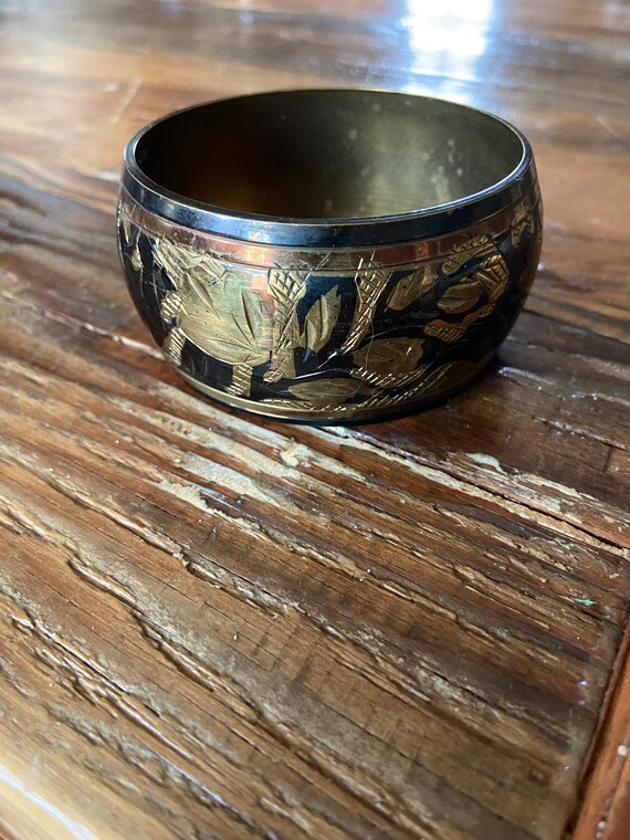 Vintage brass etched bangle / floral jungle desig… - image 4