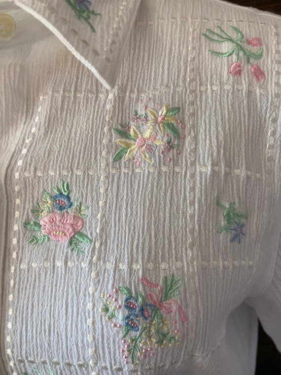 Vintage 90’s floral embroidered blouse / white cr… - image 3