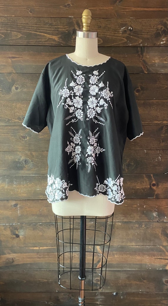 Vintage 80’s mexican embroidered top / black and … - image 2