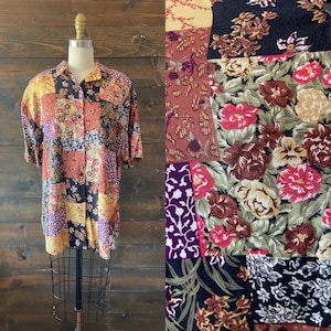 Puede incluir: Una camisa de manga corta con botones y un diseño de patchwork con varios patrones florales en tonos marrones, amarillos, morados y negros.