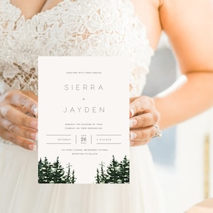 Può includere: Invito di nozze con un'illustrazione ad acquerello di un bosco. L'invito recita "Sierra + Jayden" e include la data e l'ora del matrimonio: sabato 26 agosto 2021 alle 15:00. Il ricevimento si terrà presso 123 Stony Avenue, Melbourne Victoria.
