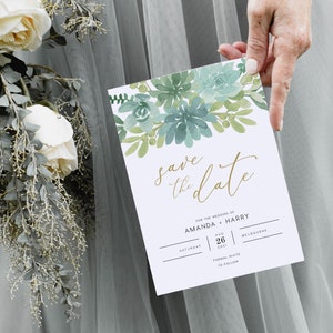 Peut inclure: Carte de sauvegarde de la date avec un design de succulentes aquarelle. La carte indique "Save the date" en écriture dorée et comprend les noms Amanda et Harry, la date du 26 août 2021 et le lieu Melbourne.